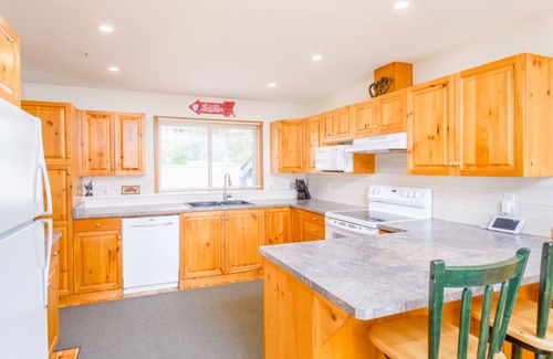 Snow Pine Estates House | Mountain Magic: Hot Tub, Games & Ski in/ski out
