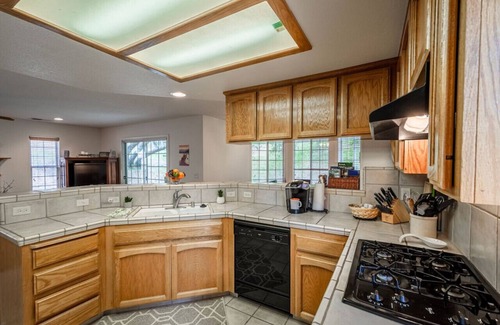 Oakhurst Villa | Mountain Majesty, with Hot Tub/Pool Table/Generator/EV/RV/Boat