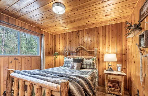 Oakhurst Cabin | Mountain Meadow Cabin with Private Hot Tub, Close to Yosemite & Bass lake