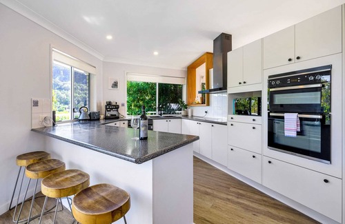Mount Coolum House | Mountain Meets Beach- Pet & Family Friendly