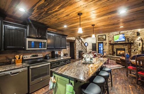 Golden Cabin | Mountain Melody Lodge - Mountain Retreat 🌲, Sleeps 11,🎱 Pool Table, Tree House