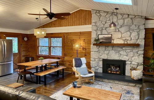Sylva Cabin | Mountain Modern Cabin minutes from WCU, Sylva, & the Tuckaseegee River