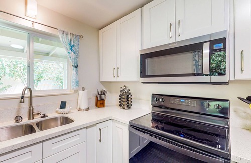Nanakuli House | Mountain & ocean-view home with bamboo garden, 1 block to beach