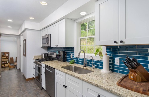 Weaverville House | Mountain Over Main Street | 5 Min. to Downtown Weaverville, Fire Pit & Views!