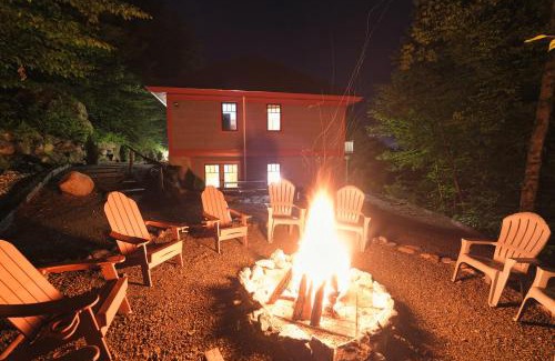 Lincoln House | Mountain Retreat Hot Tub, Arcade & Walk To Loon!