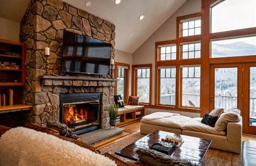 Lincoln House | Mountain Retreat Hot Tub, Arcade & Walk To Loon!