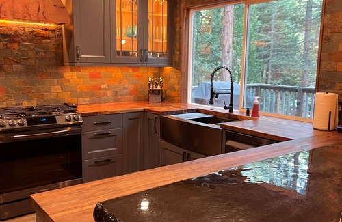 Dorrington House | Mountain Retreat. Perfect for large groups. Early check-in/late checkout.