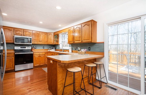 McGaheysville House | 🏔Mountain retreat⛷ 400Mbps | Hot Tub | BBQ | Pets | Deck | 3300ft2 | King Bed