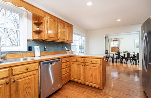 McGaheysville House | 🏔Mountain retreat⛷ 400Mbps | Hot Tub | BBQ | Pets | Deck | 3300ft2 | King Bed
