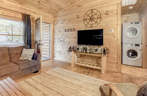 Hidden Lake Cabin | Mountain retreat with private hot tub, WiFi, & grill - Snowbirds welcome
