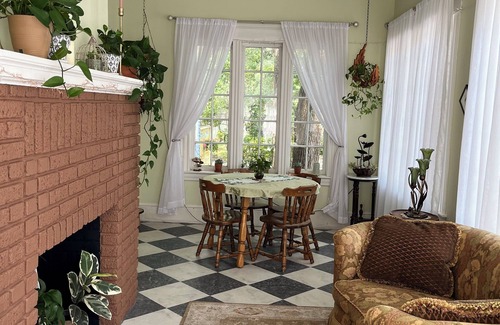 Oakwood Historic District Bed & Breakfast | Mountain Room at The Dragonfly Inn