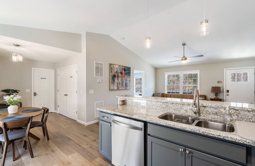 Massanutten House | Mountain scenery + Dog Friendly + Hot tub + Games and Huge TV in Basement!