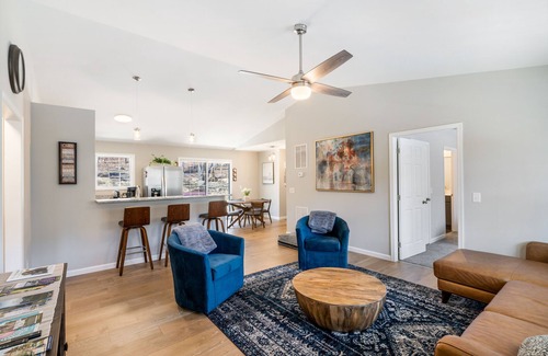Massanutten House | Mountain scenery + Dog Friendly + Hot tub + Games and Huge TV in Basement!