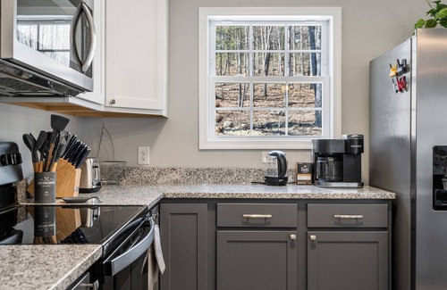 Massanutten House | Mountain scenery + Dog Friendly + Hot tub + Games and Huge TV in Basement!