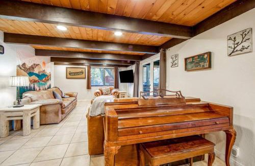 Big Bear Lake Ski Chalet | Mountain & Ski Slope View Cabin 3bd/3bth Sleeps 10
