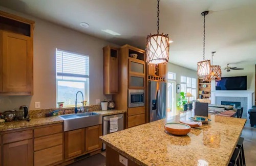 Kelseyville House | Mountain Spa Retreat