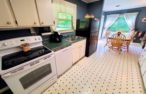 Pigeon Forge Ski Chalet | Mountain Stream -Riverside w/Hot Tub Walk to Pigeon Forge FREE Tickets!