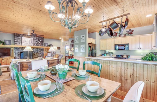 Cashiers Condo | ‘Mountain Time’ Cashiers Condo w/Deck & Views!
