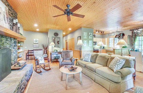 Cashiers Condo | ‘Mountain Time’ Cashiers Condo w/Deck & Views!