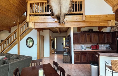 Angel Fire Cabin | Mountain Top 4-bedroom Lodge near Angel Fire with WiFi