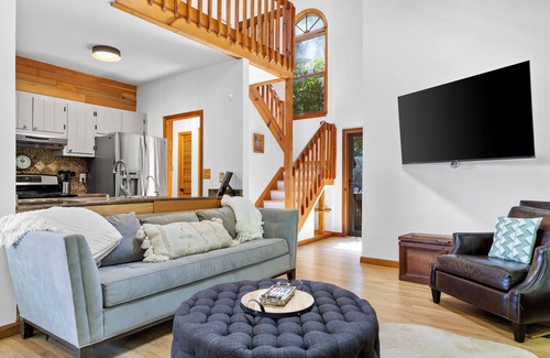 Tate Cabin | Mountain-Top Adventure meets Picturesque Retreat
