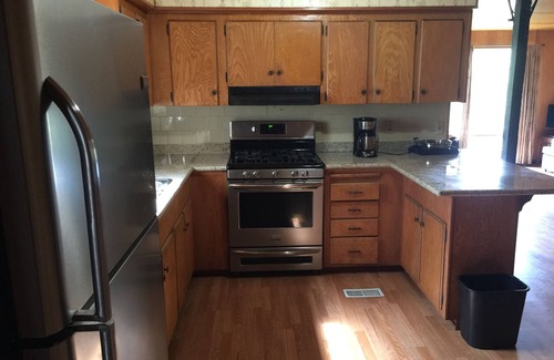 Oakhurst Hotel | Mountain Trail Lodge & Vacation Rentals