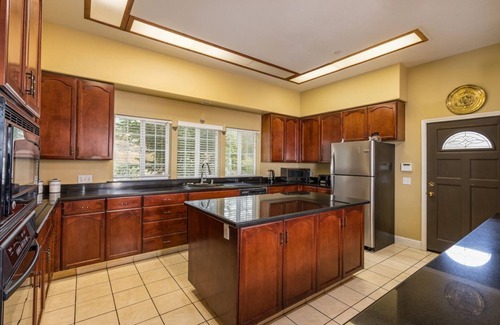 Oakhurst Hotel | Mountain Trail Lodge & Vacation Rentals