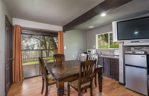 Oakhurst Hotel | Mountain Trail Lodge & Vacation Rentals