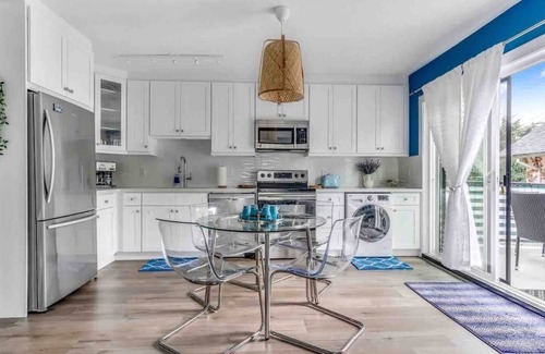 Kitsilano Apartment | Mountain View 10mins from Kits Beach