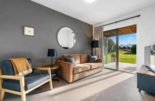 Albert Town House | Mountain View Bliss - Albert Town Holiday Unit