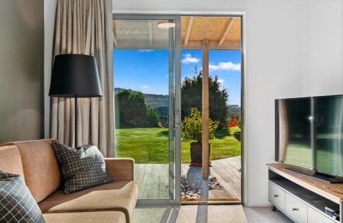 Albert Town House | Mountain View Bliss - Albert Town Holiday Unit