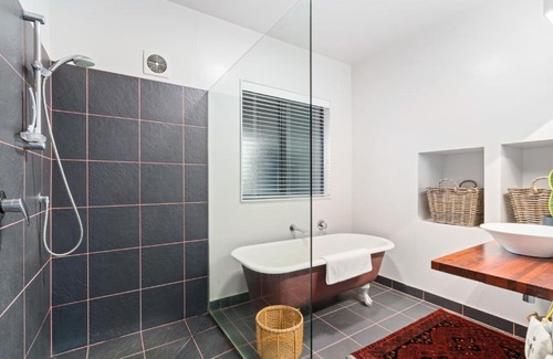 Albert Town House | Mountain View Bliss - Albert Town Holiday Unit