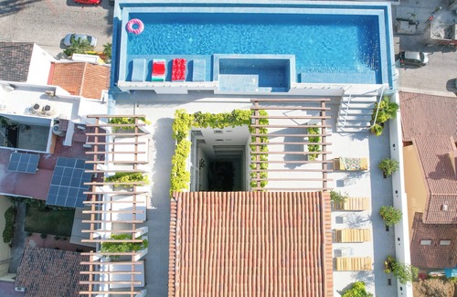 Fluvial Vallarta Apartment | Mountain view Condo + infinity rooftop Pool in foodie district. Fast WiFi