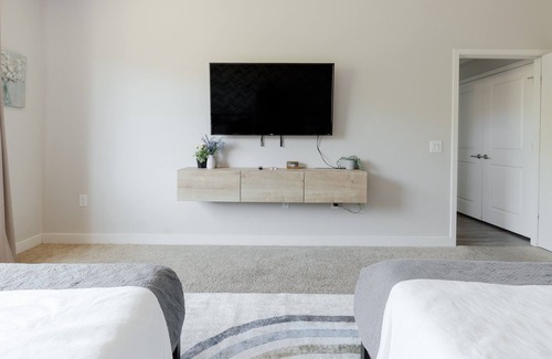 South Mountain Apartment | Mountain View - Clean & Stylish W/ Garage Parking