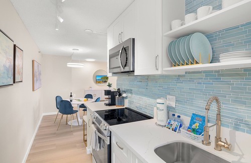 Waikiki Apartment | Mountain View Condo with King or Queen Bed and Parking
