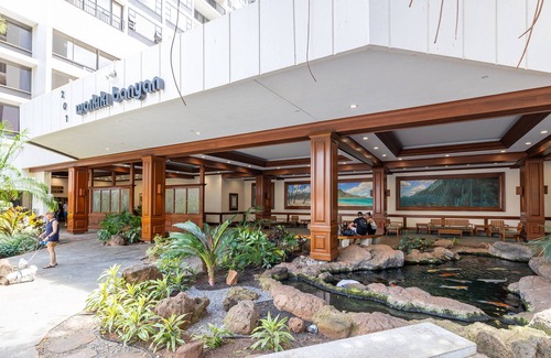 Waikiki Apartment | Mountain View Condo with King or Queen Bed and Parking