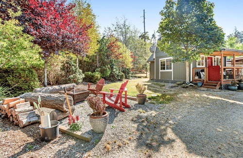 Oak Harbor House | Mountain-view cottage near beaches with fairytale-like ambience - dog-friendly