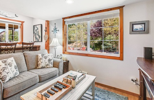 Oak Harbor House | Mountain-view cottage near beaches with fairytale-like ambience - dog-friendly