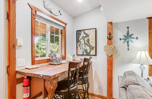 Oak Harbor House | Mountain-view cottage near beaches with fairytale-like ambience - dog-friendly