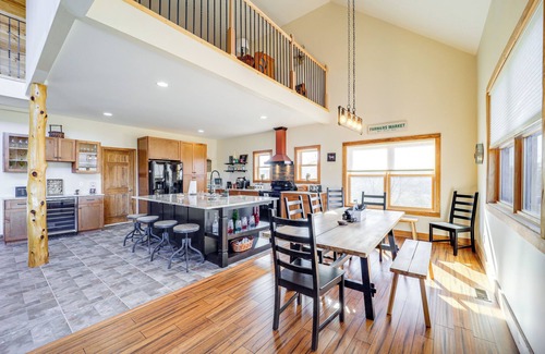 Fleetwood Cottage | Mountain-view Deck: Group Getaway in Fleetwood