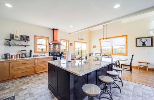Fleetwood Cottage | Mountain-view Deck: Group Getaway in Fleetwood