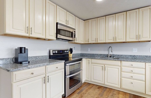 La Follette Apartment | Mountain-view downtown retreat with grill, deck, streaming, fireplace, & AC