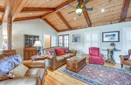 Dillard House | Mountain-View Georgia Cabin with 2 Decks
