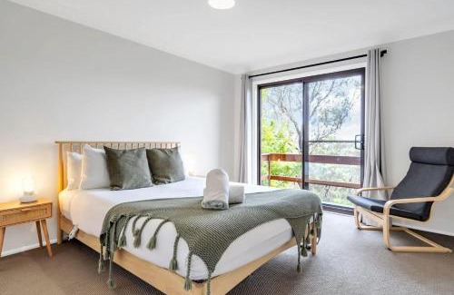 Wentworth Falls House | Mountain View Hideout with Stargazing Telescope