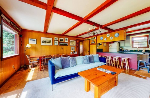 Franconia House | Mountain-view home with wood stove, close to town & slopes - dogs welcome