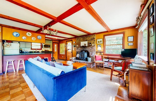 Franconia House | Mountain-view home with wood stove, close to town & slopes - dogs welcome