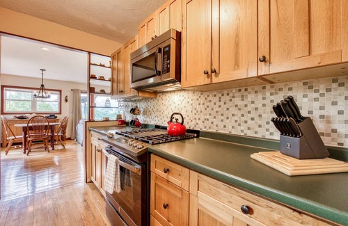 Sylva House | Mountain-view home with deck, grill, fireplace, & washer/dryer - dogs welcome