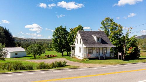 Saint-Leonard-de-Portneuf Ski Chalet | Mountain View, Hot Tub, Trail Access, Spa