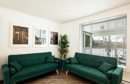 Saint-Leonard-de-Portneuf Ski Chalet | Mountain View, Hot Tub, Trail Access, Spa