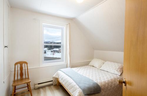 Saint-Leonard-de-Portneuf Ski Chalet | Mountain View, Hot Tub, Trail Access, Spa